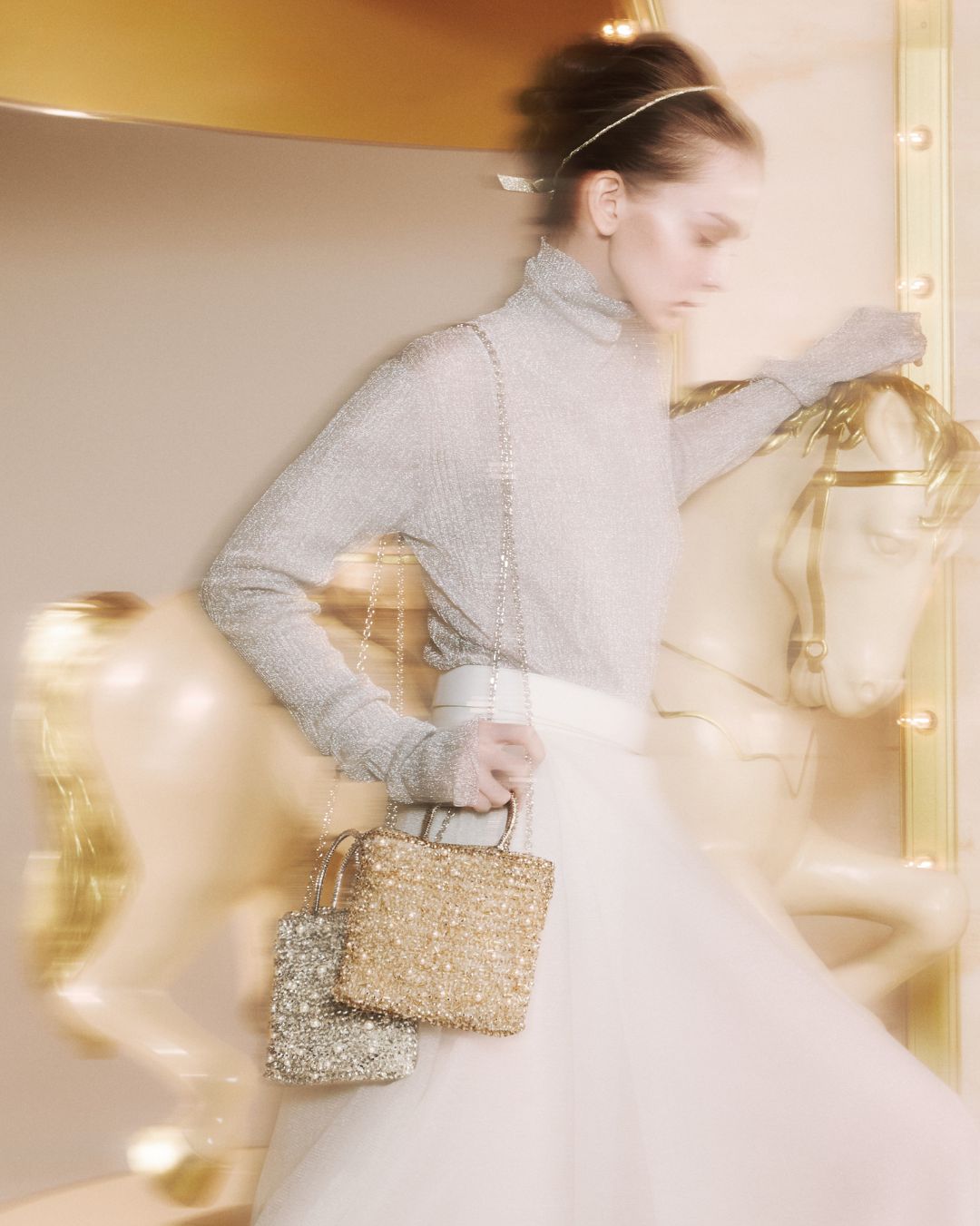 ANTEPRIMA_WIREBAG_PERLA_GLITTER_PB25SAT0GD_Crossbody_Bag_silver_gold-silver_model_1.jpg__PID:6239e810-120e-449c-a91e-27f8b60b314e